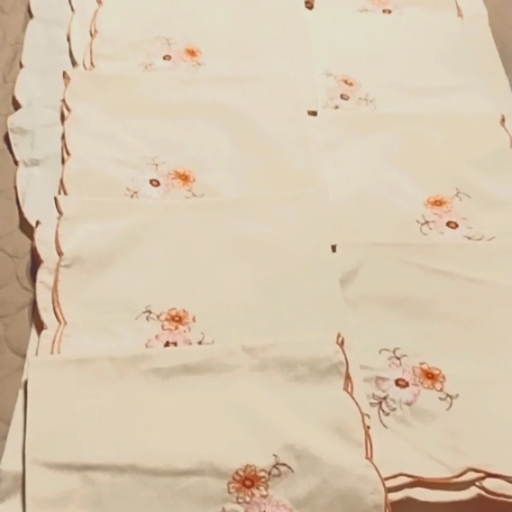 Vintage Beautiful  Tablecloths and 12 napkins.   Oval. SIZE …